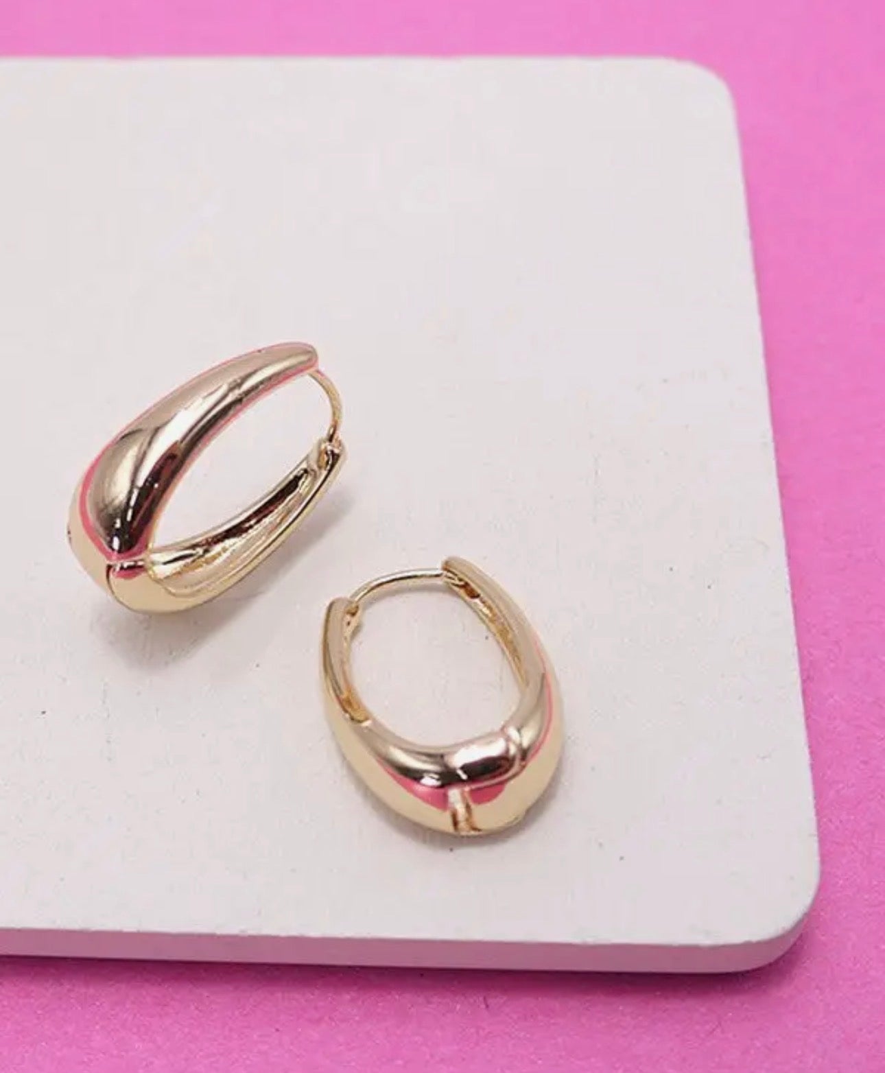 OVAL CHUNKY HUGGIE HOOP EARRINGS-GOLD