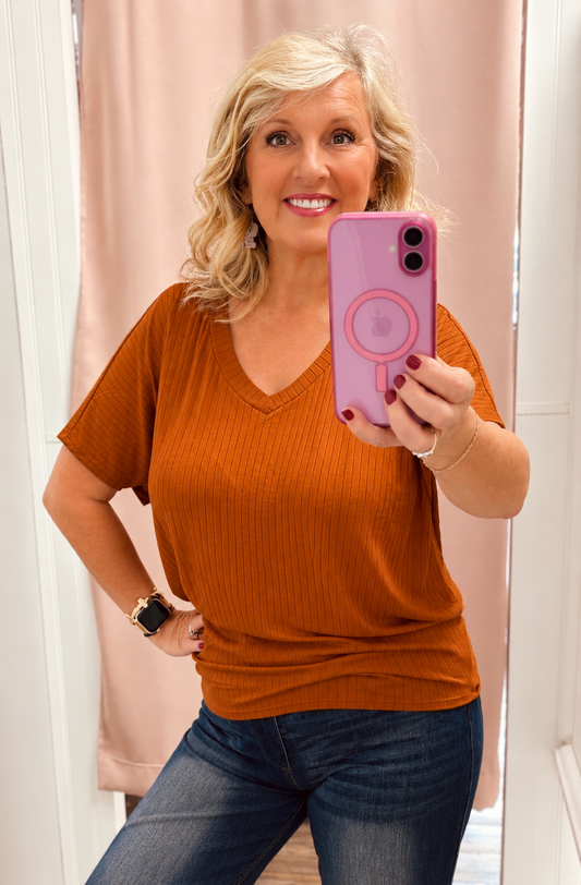 SOFT RIBBED V-NECK RUCHED TOP:BROWN