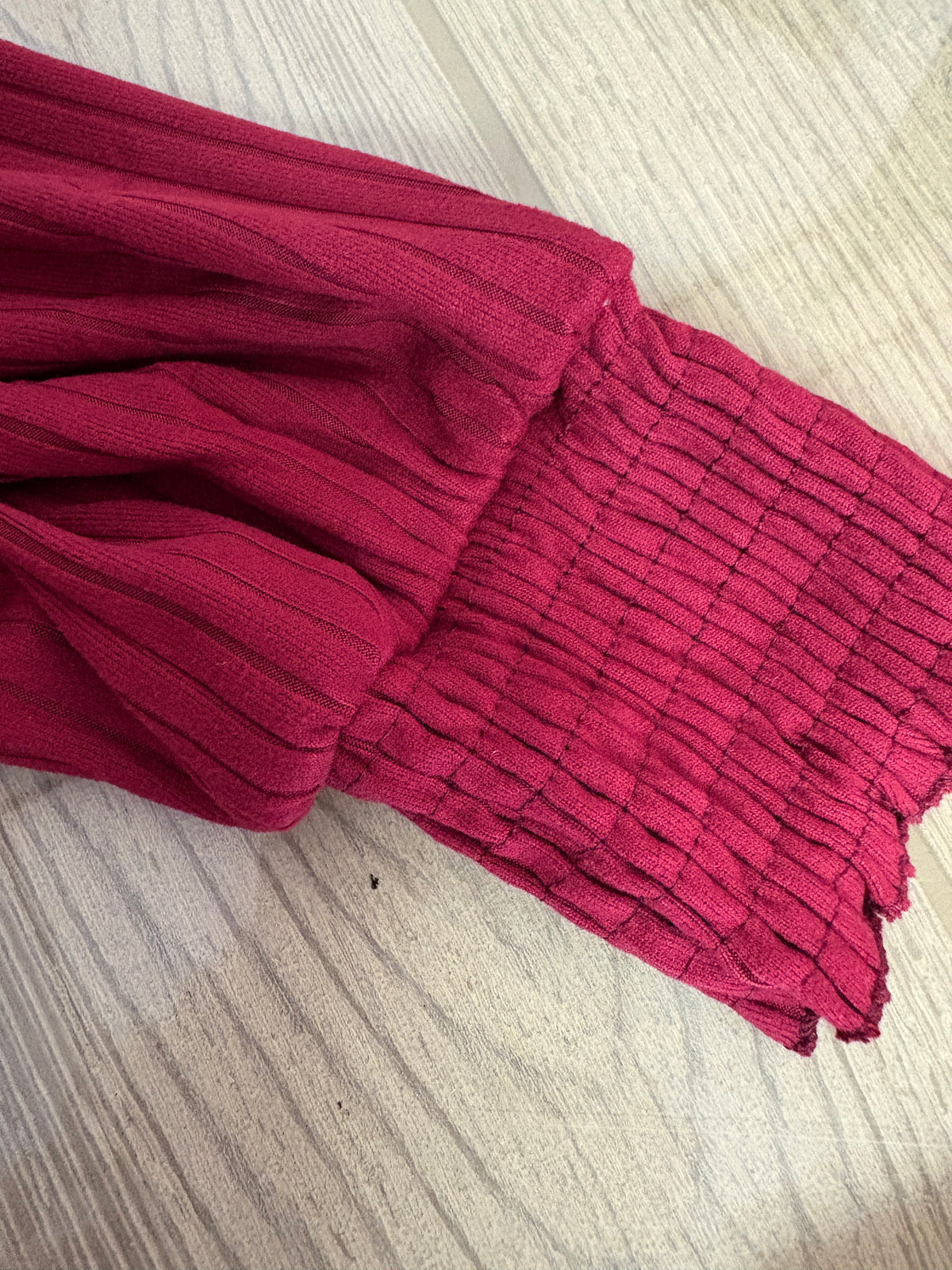 RIBBER V-NECK SMOCKED SLEEVE TUNIC: WINE