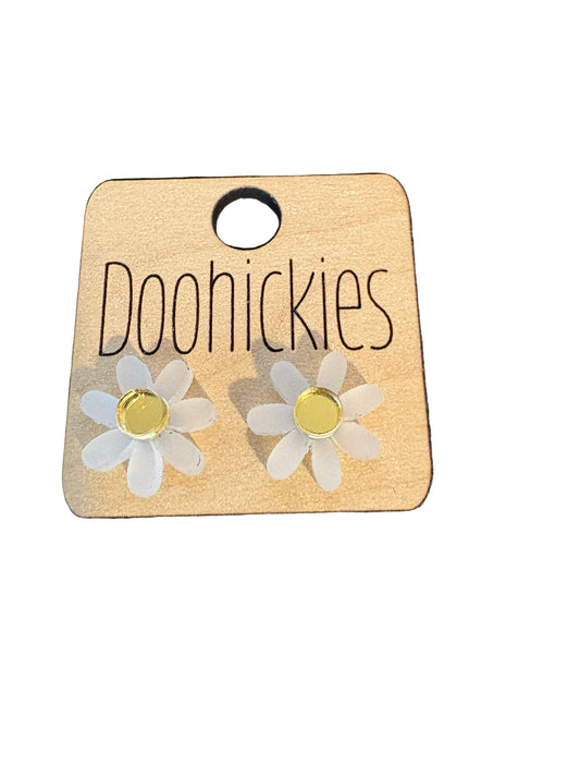 EARRINGS: WHITE/YELLOW DAISY STUD