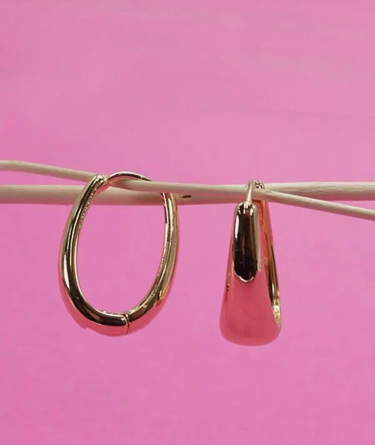 OVAL CHUNKY HUGGIE HOOP EARRINGS-GOLD